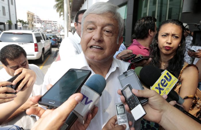 Acusa Andrés Manuel López Obrador: Miguel Ángel Yunes Linares maicea a los medios