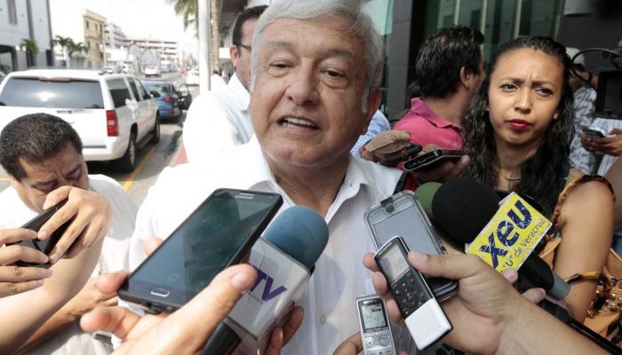 Acusa Andrés Manuel López Obrador: Miguel Ángel Yunes Linares maicea a los medios