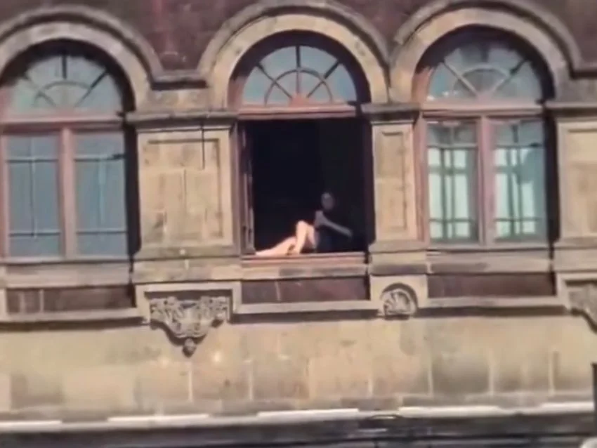 MUJER ASOLEANDOSE PALACIO NACIONAL 3