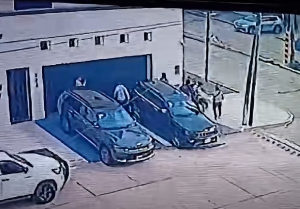 Alcalde le suelta a la policía a paseador de perros