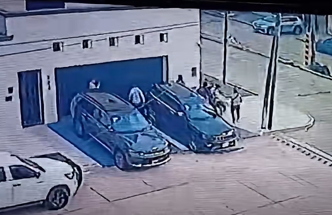 Alcalde le suelta a la policía a paseador de perros